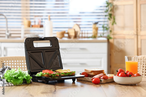 Modern sandwich maker with ...