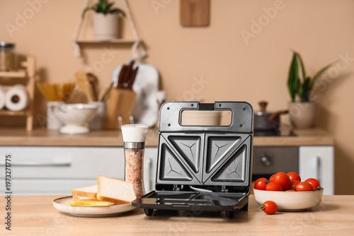 Modern sandwich maker with ...