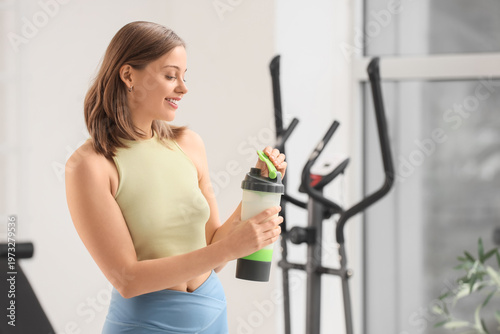 Sporty young woman with bot...