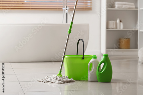Mop with bucket and deterge...