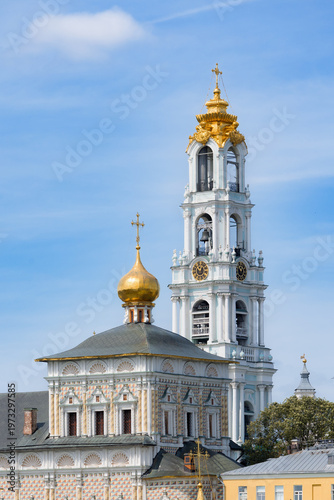 Fotografía Ancient traditional Russian church, monastery, bell tower golden dome and cross,
