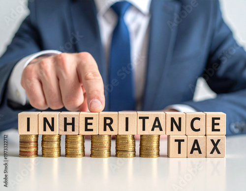 Inheritance Tax - Geschäftsmann zeigt auf das Wort 