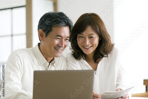 夫婦がパソコンで楽しそうに会話