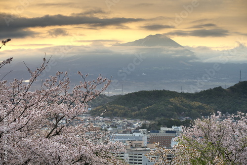 鳥取県米子市の春の米子城跡からの伯耆大山の夜明け