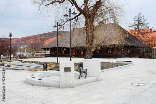 Photos SUCHA-BESKIDZKA, POLAND - APRIL 03, 2026: The oldest wooden inn in the region, located in the Market Square of Sucha Beskidzka, associated with the legend of Pan Twardowski