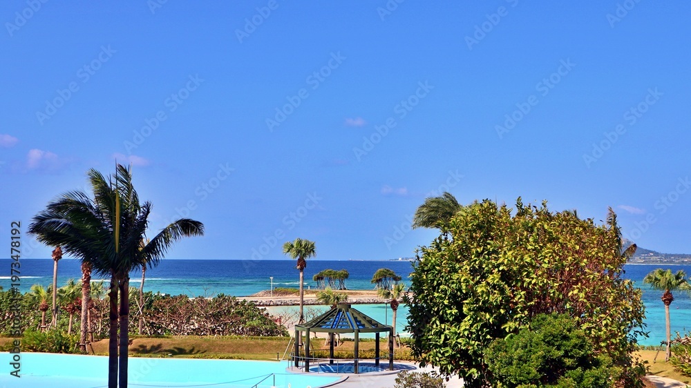 Fototapeta premium 沖縄の青空と夏色のリゾート風景