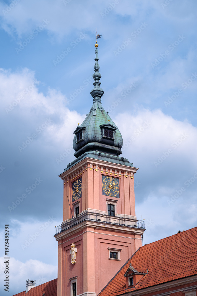 Obraz premium The Clock Tower of the Royal Castle in Warsaw against a cloudy sky with copy space