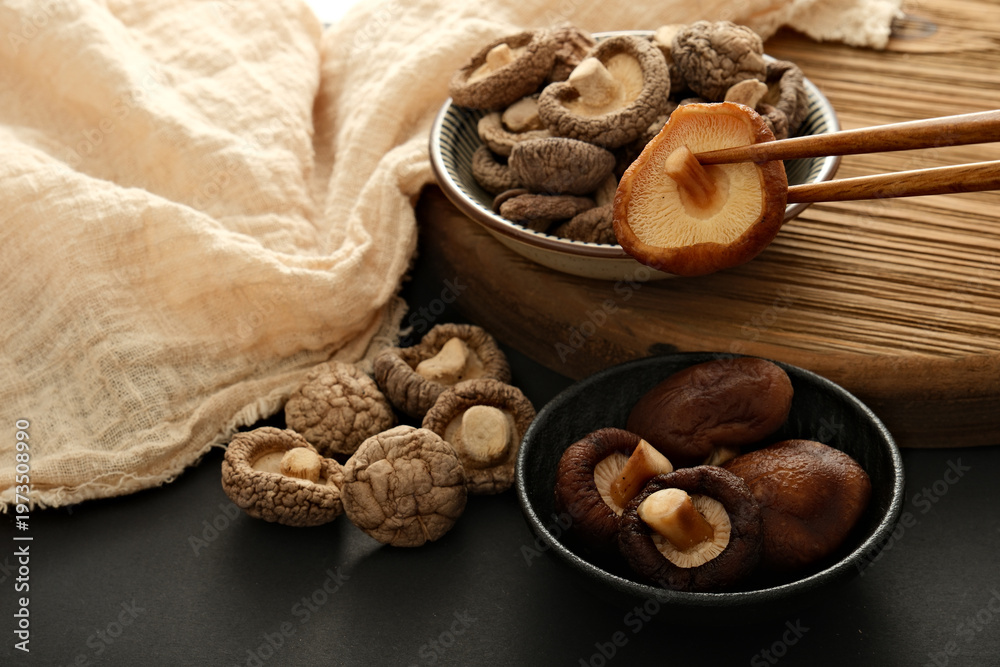 Fototapeta premium Close up of dried and fresh shiitake mushrooms on a plate