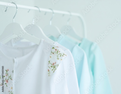 ハンガーにかかる洋服