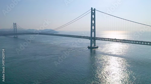 淡路島から明石海峡大橋を望む　ドローン空撮　近づく構図UP