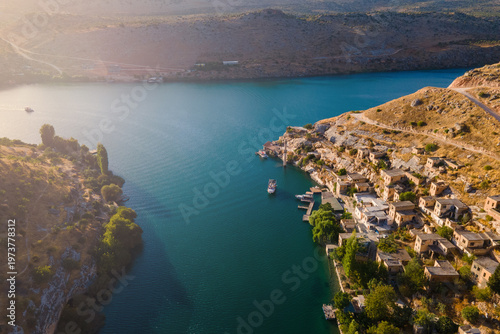 Bild auf Leinwand Savasan Village in Halfeti, Sanliurfa, Türkiye, is partially submerged by the Euphrates due to the Birecik Dam, creating a striking scene of abandoned houses and rising waters