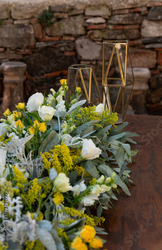Arreglo floral centro de mesa amarillo 