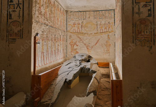Foto KV9 in the Valley of the Kings with a shattered sarcophagus chamber
