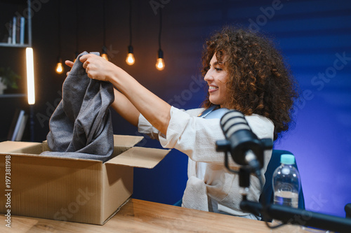 Εκτύπωση καμβά Vlogger unboxing clothing haul for online audience