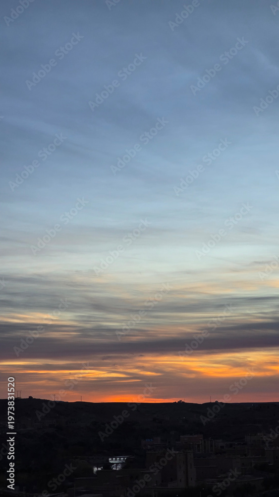 Obraz premium Beautiful dramatic sunset sky with colorful clouds over horizon