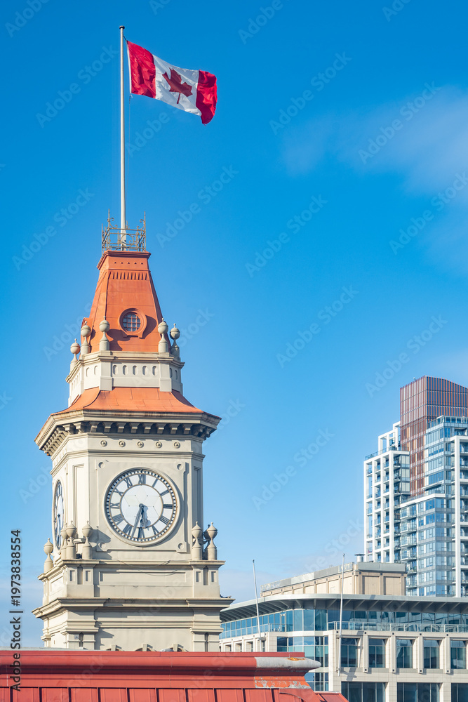 Obraz premium Victoria City Hall Clock Tower and Canadian Flag