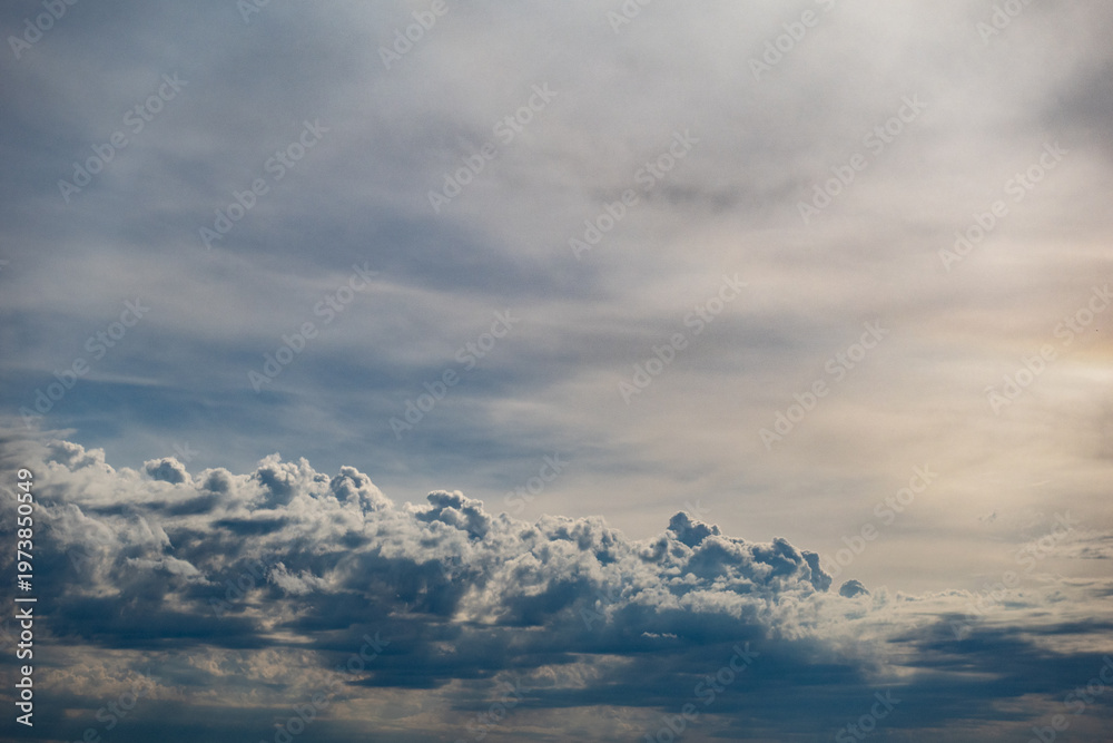 Obraz premium Grauer Wolkenhimmel über einer Agrlandschaft