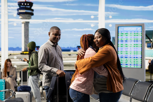 Foto Emotional airport farewell with parents saying goodbye to teen daughter, child leaving to study abroad at university