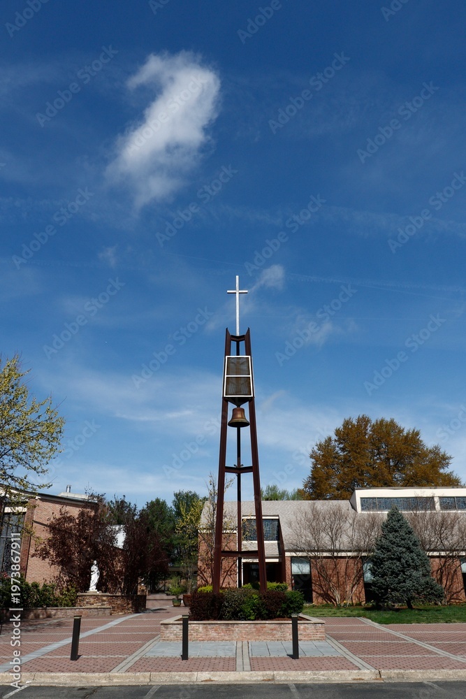 Obraz premium Modern geometric tall bell tower and crucifix