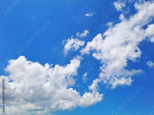 Fotografía Stunning vibrant blue sky with fluffy white cumulus clouds on a bright sunny day