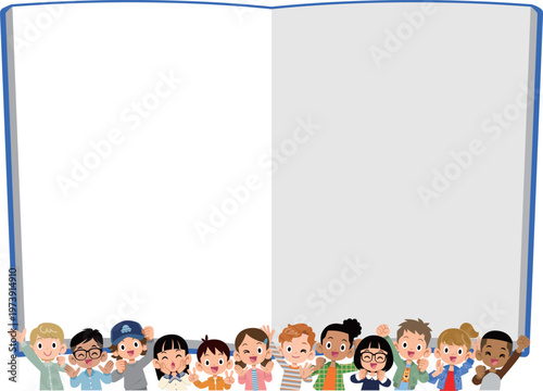 空欄のノートと多国籍、多人数の元気な12人の子どもたちの上半身