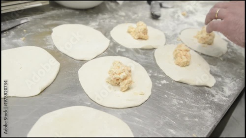 preparazione dei panzerotti tipici pugliesi sul bancone di una pizzeria