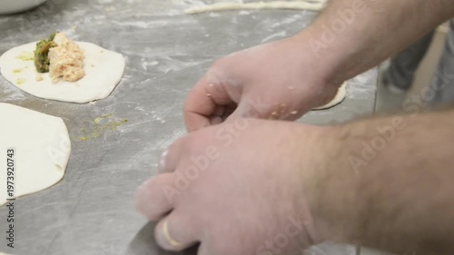 preparazione dei panzerotti tipici pugliesi sul bancone di una pizzeria