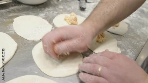 preparazione dei panzerotti tipici pugliesi sul bancone di una pizzeria