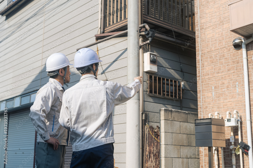 Obraz premium 住宅、点検、修繕、保守、検査、作業員、業者、工事、建築、設備、エンジニア、技術者、作業服、職人、監督、男性、日本人、ゼネコン、インフラ、建設、産業、管理、対策、現場、都市、社会、メンテナンス、安全、ヘルメット、防災、耐震、チームワーク、グループ、仕事、就職、人材、電力、検針、ガス、施設、店舗、配管、水道、電気、技師、不動産、見積もり、査定、人物