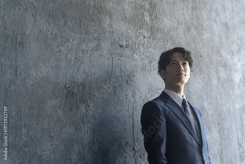 見上げる、成長、挑戦、チャレンジ、ビジネス、ビジネスパーソン、ビジネスマン、目標、キャリア、転職、人材、営業、努力、希望、仕事、働く、男性、日本人、戦略、経営者、社長、青年、若い、20代、30代、独立、起業、経営、就活、就職活動、就活生、リクルート、ポートレート、かっこいい、クール、イケメン、コピースペース、広告、自信、サクセス、成功、経験、サラリーマン、会社員、管理職、昇進、出世、スーツ、人物