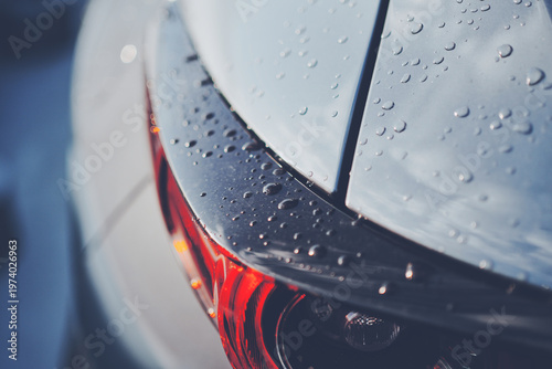 水滴で濡れた車のクローズアップ