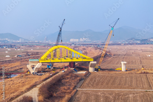 철도의 연결다리를 만드는 공사현장