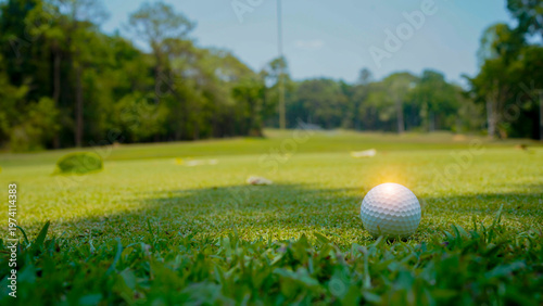 Foto Golf ball is on a green lawn in a beautiful golf course with morning sunshine