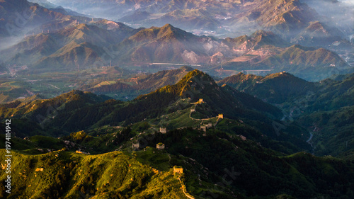 Slika na platnu Morning view of the Great Wall in Laiyuan, Hebei Province, China, winding across green mountain ridges under soft light