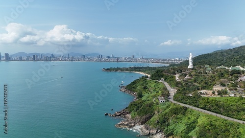 Fotografía Linh Ung Pagoda, Son Tra Peninsula, Da Nang, Vietnam – 4K aerial drone footage of Buddhist temple, Lady Buddha statue, coastal mountains, tropical bay, city skyline in distance