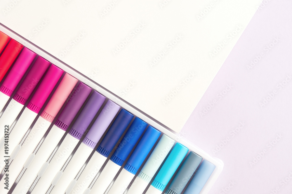 Fototapeta premium Vibrant markers arranged in a colorful gradient