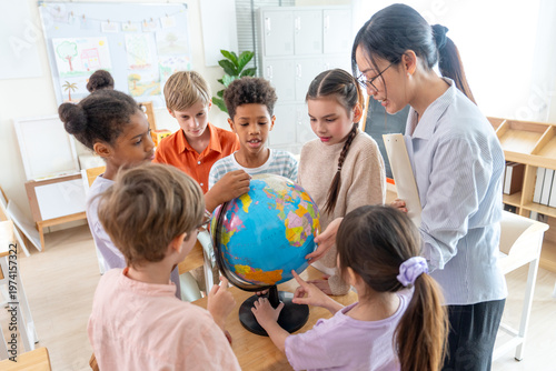 Εκτύπωση καμβά Side view of teacher give the question abut country on earth and tell the kids point on model globe and they look enjoy and fun with this activity