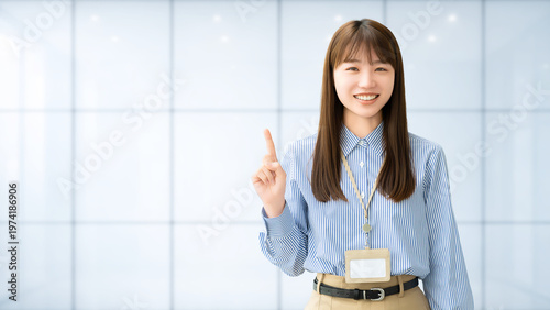 Photos 人差し指で案内をする日本人女性・ビジネスウーマンのビジネスイメージ, Japanese Businesswoman Pointing Up with Index