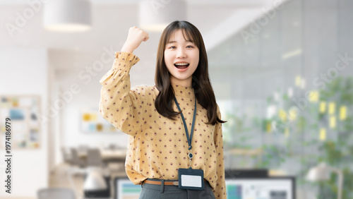 Foto ガッツポーズで喜ぶ日本人女性・ビジネスウーマンのビジネス成功イメージ, Japanese Businesswoman Celebrating Success w