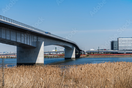 都県境を流れる多摩川の河口の風景