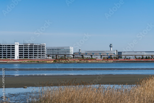 都県境を流れる多摩川の河口の風景