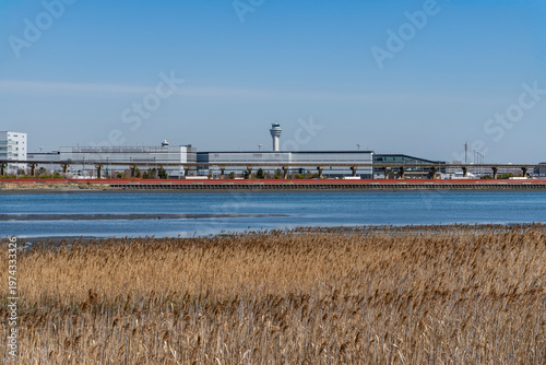 都県境を流れる多摩川の河口の風景