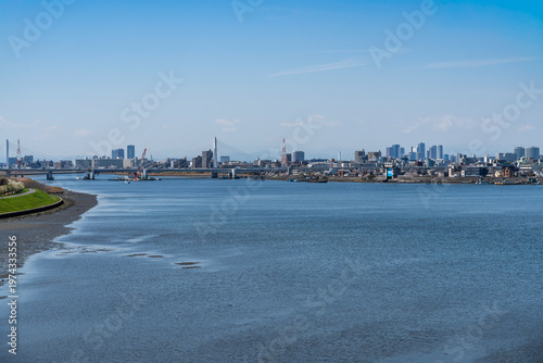 都県境を流れる多摩川の河口の風景