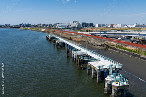 都県境を流れる多摩川の河口の風景