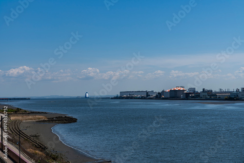 都県境を流れる多摩川の河口の風景