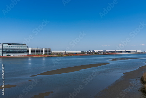 都県境を流れる多摩川の河口の風景