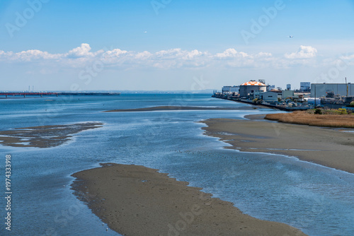 都県境を流れる多摩川の河口の風景