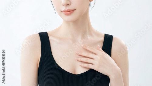 なめらかな首元からデコルテラインまでの清潔感ある肌印象を訴求する、女性向けボディビューティー広告イメージ