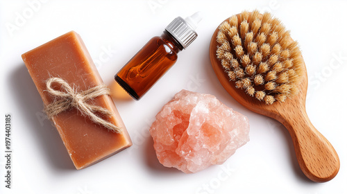 Composition spa bien-être avec savon aux herbes, brosse en bois, flacon d'huiles essentielles et cristal de sel rose de l'Himalaya. Esthétique naturelle et zen isolée sur fond blanc