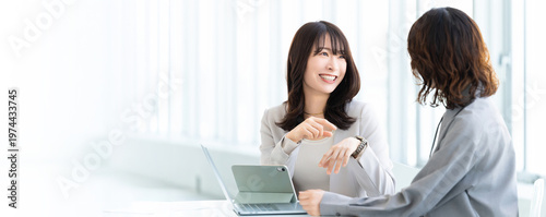 ノートパソコンを使って商談をする日本人女性・ビジネスウーマンのミーティングイメージ（LP・バナー向け）, Japanese Businesswoman Having a Business Meeting with Laptop for Landing Page Banner